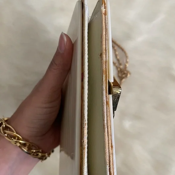 White mother of pearl look plastic & leather purse 1970s 1980s - Picture 5 of 7